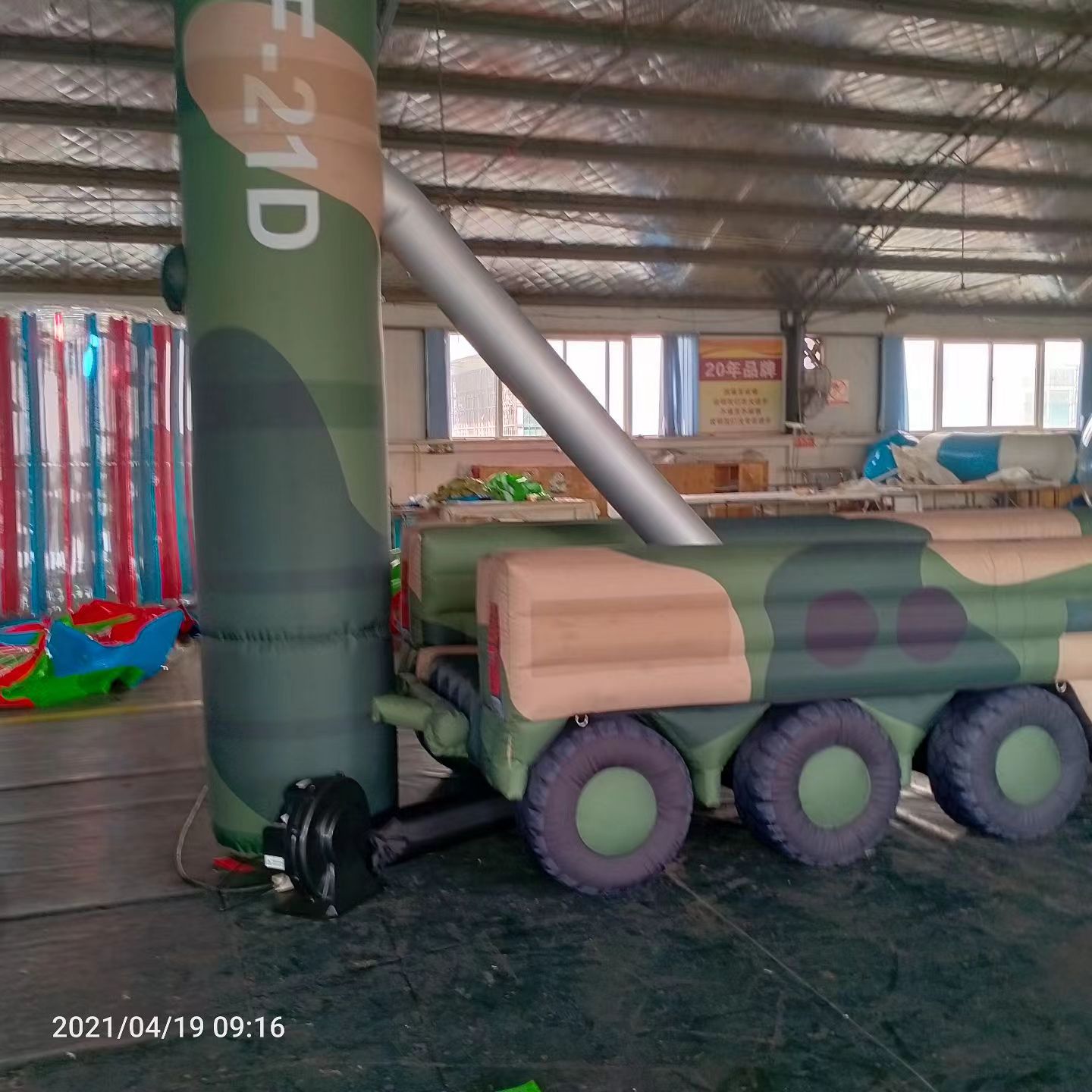 宁陵军事演习中的充气目标车辆：模拟发射车雷达车坦克飞机
